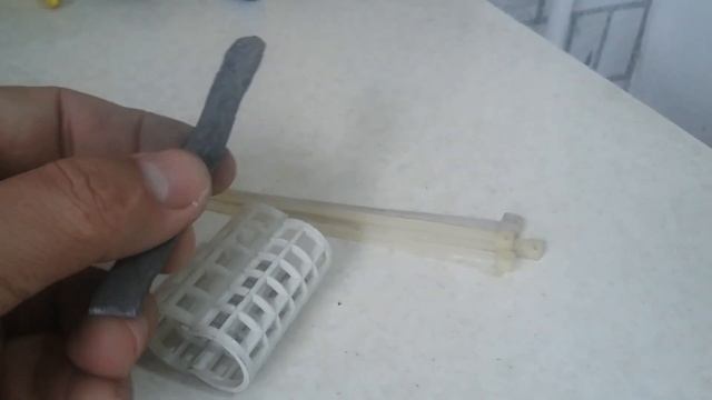 Кормушка. Простая кормушка из бигудей. Кормушка для рыбалки.