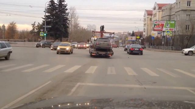 Эвакуатор с желтой мигалкой нарушает правила смотреть онлайн