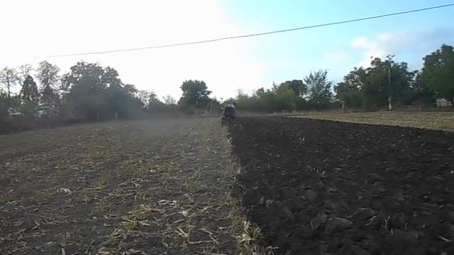 Пахота сухой земли самодельным минитрактором из мотоблока смотреть онлайн