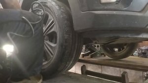 Замена передних тормозных колодок на автомобиле HYUNDAI CRETA