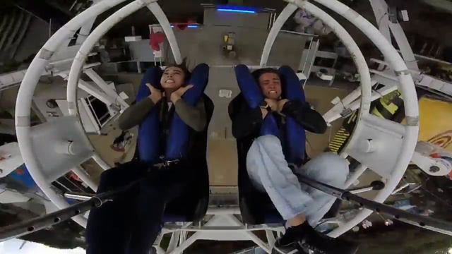 Маша и Ваня на аттракционе "Катапульта" смотреть онлайн