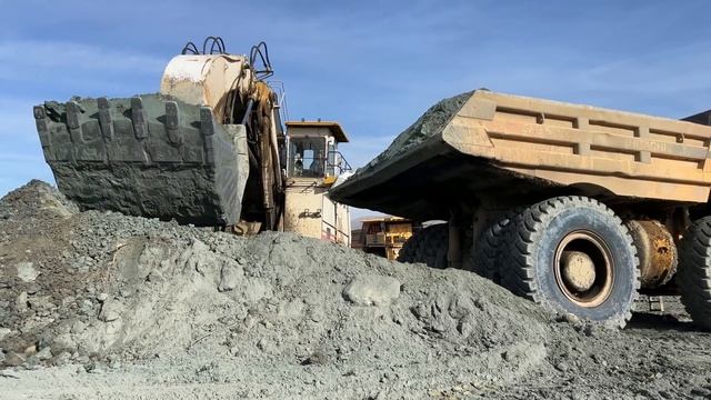 Huge Terex RH170 Shovel Excavator Loading Terex RT100 & Hitachi EH3500 Dumpers - 4k смотреть онлайн