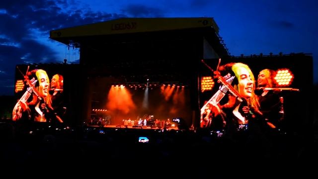 Dave Grohl sings My Hero with daughter Violet Grohl, Foo Fighters Live Leeds Festival 2019 смотреть онлайн