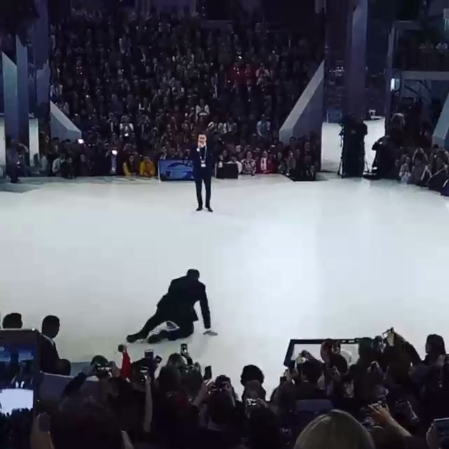 Сергей Лавров упал на сцене перед лекцией о возможностях России смотреть онлайн