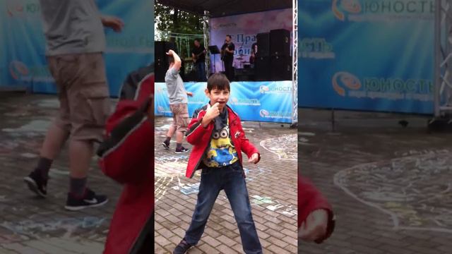 Молодое поколение знает Викора Цоя! смотреть онлайн