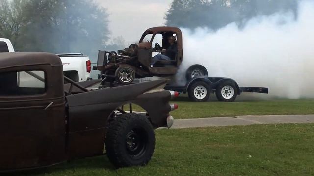 Grandpa performs the elusive “Trailer Burnout” смотреть онлайн