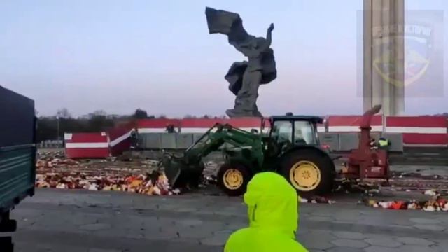 Просто 🇱🇻 Власти Риги забыли сколько советский Солдат полегло за их мирное небо позор это низко !! смотреть онлайн