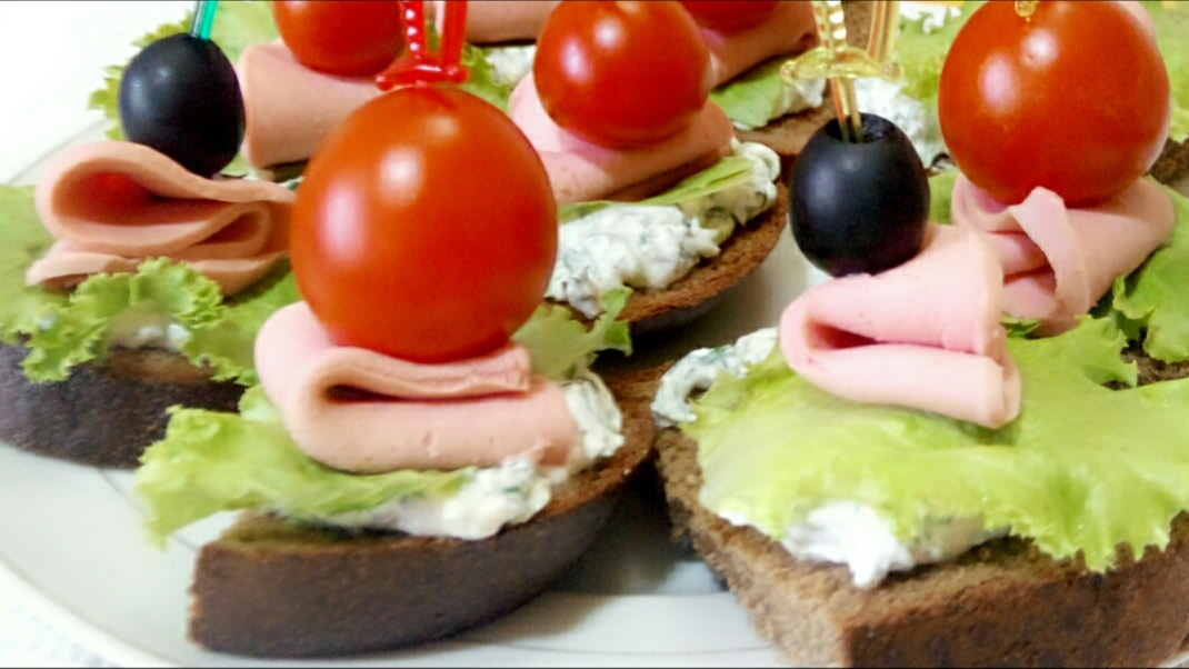 КАНАПЕ С КОЛБАСОЙ ДЛЯ ЗАВТРАКА ИЛИ ПРАЗДНИКА смотреть онлайн