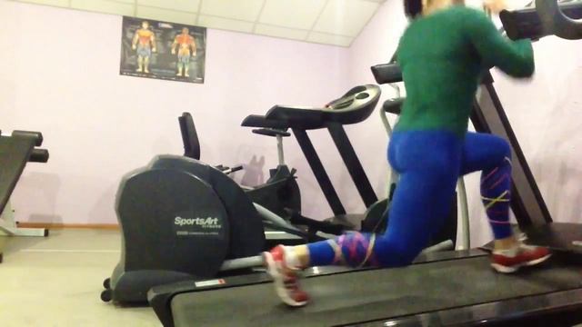 Выпады на беговой дорожке #ягодичные #тренировка #сашабраун #glutes смотреть онлайн