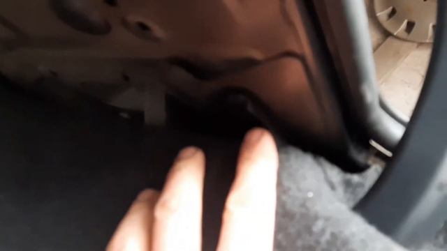 Замена АКБ, установка амортизатора багажника BMW f10 . смотреть онлайн