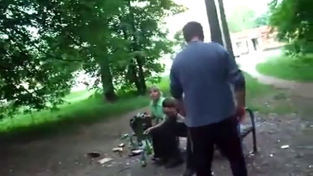 Приколы алкаши смешное видео , бухие на лужайке смотреть онлайн