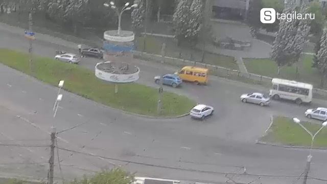 В Нижнем Тагиле на выезде с Вагонки мотоцикл врезался в легковушку смотреть онлайн