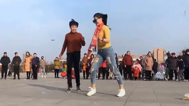Цинцин (Qingqing) танцует со своей тётей (青青与姑姑共舞) смотреть онлайн