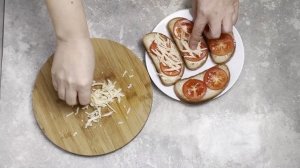 КАК ПРИГОТОВИТЬ БУТЕРБРОД С ПОМИДОРОМ И СЫРОМ В ДУХОВКЕ? На завтрак и на вкусный перекус