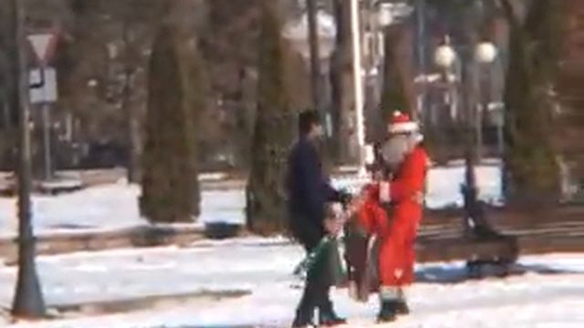 Прикол дед мороз бежит смотреть онлайн