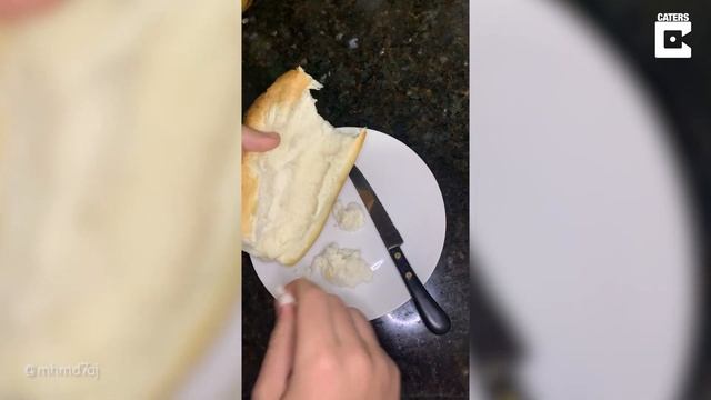 Man Makes Hilarious Sandwich Using Pet Bird смотреть онлайн
