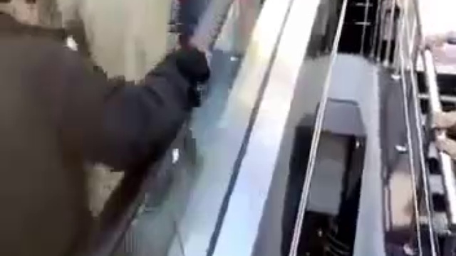 Люди видят эскалатор первый раз ... смотреть онлайн