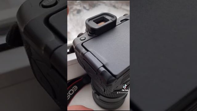 Коварное колёсико возле видоискателя фотокамеры