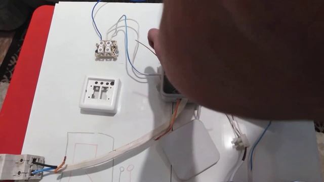 Как подключить двойной выключатель и розетку в распаечной коробке. Готовое решение своими руками. смотреть онлайн