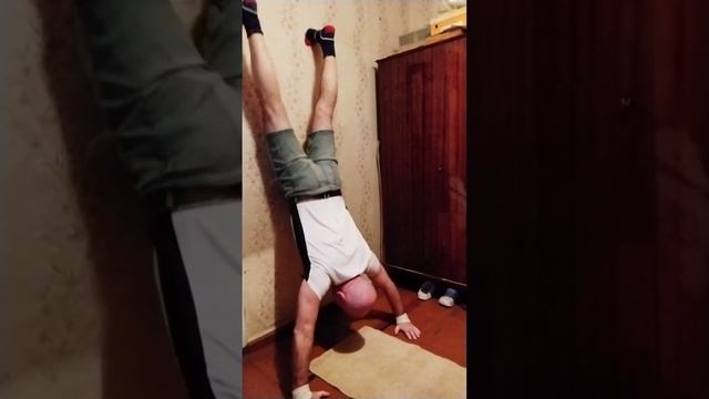 Отжимания в стойке на руках у стены (20 повторений). Фитнес 60+ смотреть онлайн