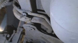 Течет бензин. Лужа бензина под машиной при заправке.