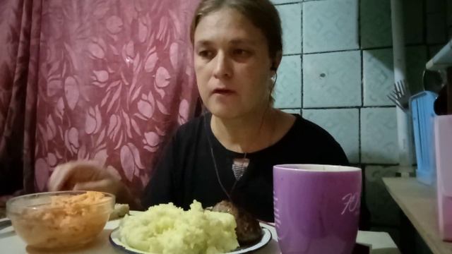 Мукбанг/Пюрешка с котлетками.