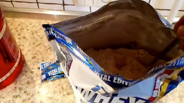 Распаковка Ronnie Coleman Whey XS протеин клубничный смотреть онлайн