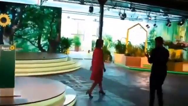 Кандидат в канцлеры Германии от зелёных Бербок думала, что микрофон уже выключили... смотреть онлайн