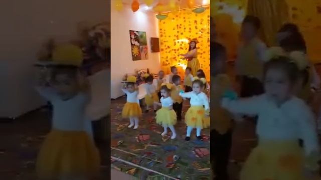 Листик листопад танец в садике (БАЛАБАҚША) смотреть онлайн