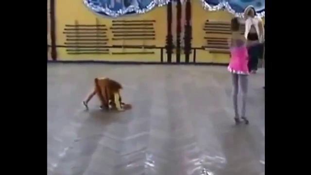 Очень смешной танец!Прикол смешное видео ржака смотреть онлайн