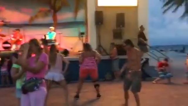 Танцы на берегу океана❣??? МАЙАМИ ФЛОРИДА смотреть онлайн