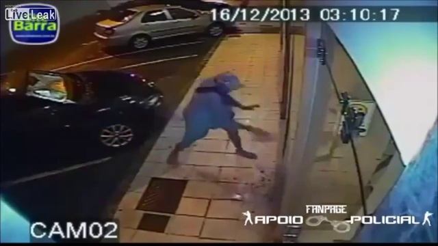 Тупой грабитель пытается разбить стекло. смотреть онлайн
