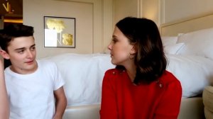 ОЧЕНЬ СТРАННЫЕ ДЕЛА  ► НОА ШНАПП И МИЛЛИ БОББИ БРАУН "ИГРАЮТ В ВОПРОС ОТВЕТ " (НА РУССКОМ)