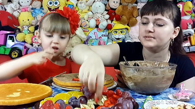 ✿ Что можно делать из шоколада от Киндер Сюрпризов? ✿Готовим с мамой вкусный тортик :) смотреть онлайн