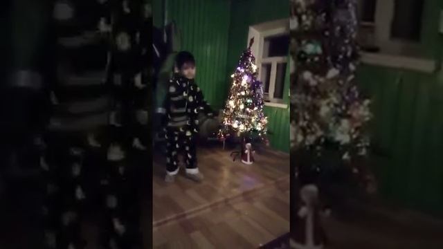 на свой день рождения развлекает гостей смотреть онлайн