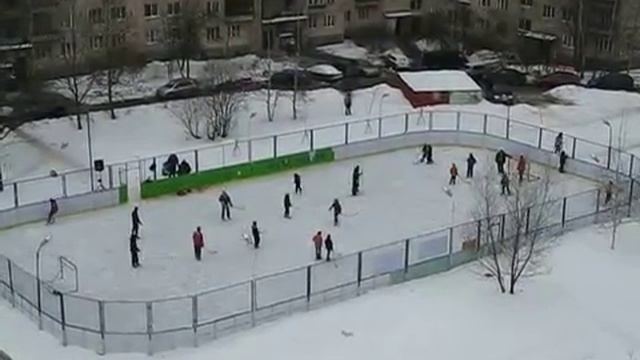 Каток под моими окнами! Сегодня там играет музыка :) смотреть онлайн