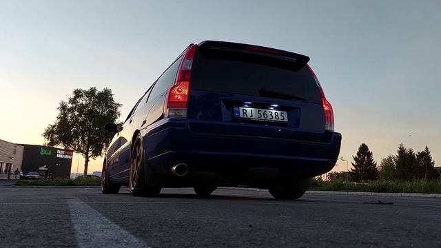 Volvo V70 2.0T exhaust sound смотреть онлайн
