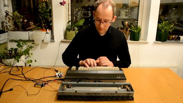 Sixtyforgan: The unlikely sound of magnets, springs, and a C64. смотреть онлайн