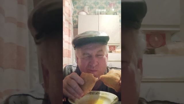 На перекус беляш, котлета по-киевски ну и конечно огурчик. смотреть онлайн