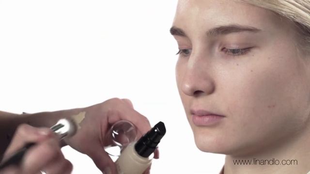 Как наносить: Тональная основа с матирующим эффектом смотреть онлайн