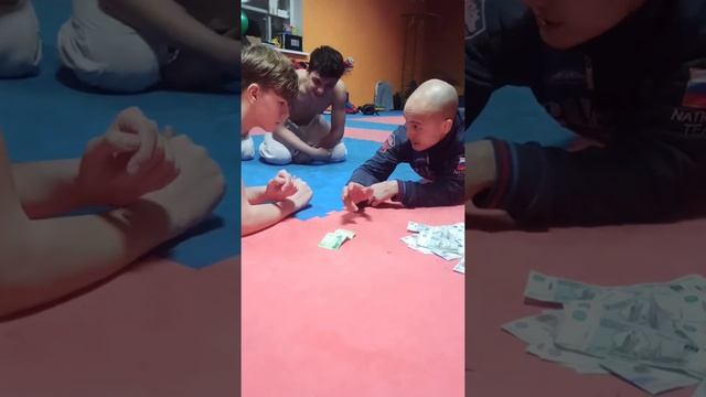 АРМРЕСТЛИНГ! ТРЕНЕР ДОСТАЛ ВСЕ БАБКИ ИЗ СЕЙФА! смотреть онлайн