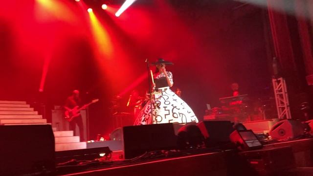 Grace Jones - Williams' Blood - LIVE смотреть онлайн