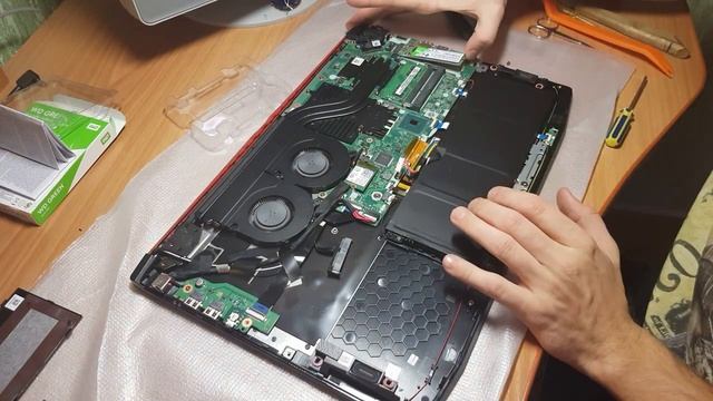 Как установить SDD диск на ноутбук Acer Predator Helios 300? смотреть онлайн