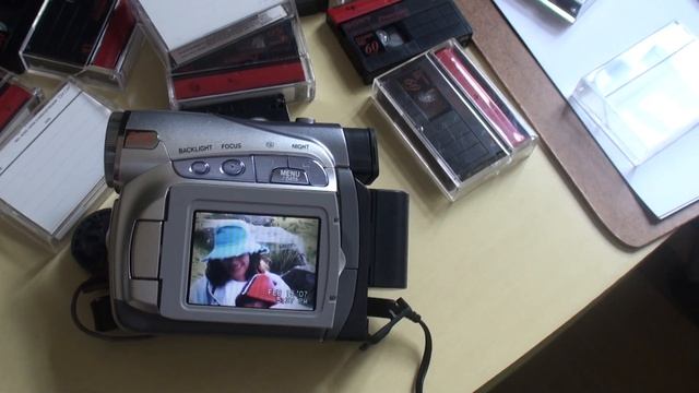 Sony CCD-TR12, JVC GR-D270U смотреть онлайн