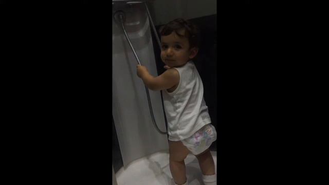 Ребенок в ванне смотреть онлайн