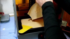 Чистка ванночки 3D принтера от прилипшего пластика  - отличный способ позволяет печатать 10 часов