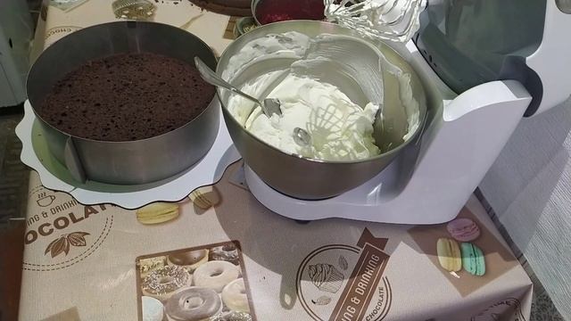 Вишневий конфітюр, крем і збирання торта смотреть онлайн