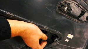 Как снять кнопку стеклоподъемника VW Polo (задняя дверь)