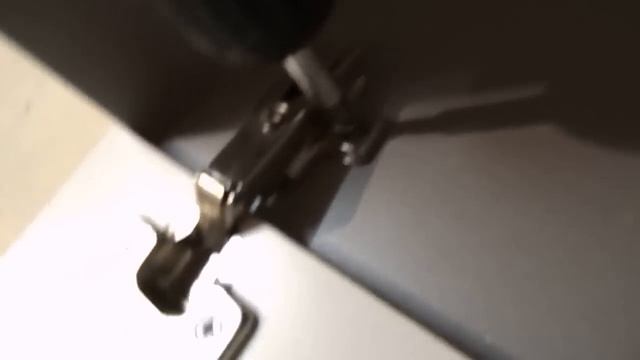 Сборка мебели. Установка двери из МДФ на навесной шкаф. смотреть онлайн