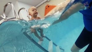 Наши дети плавают в бассейне